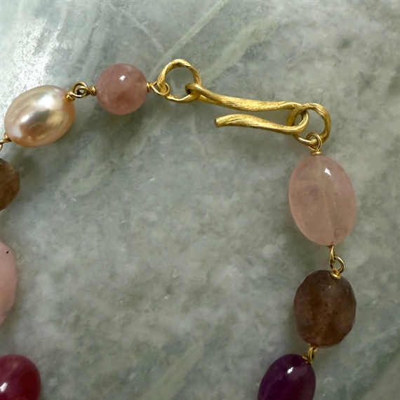 Klassisk cap fra Polo Ralph Lauren i sort bomuldschino. Designet har en diskret twillvævning og det ikoniske broderede Pony-logo på fronten samt “Polo”-logo bagpå. Kasketten har en justerbar rem med spænde, som sikrer en behagelig pasform.